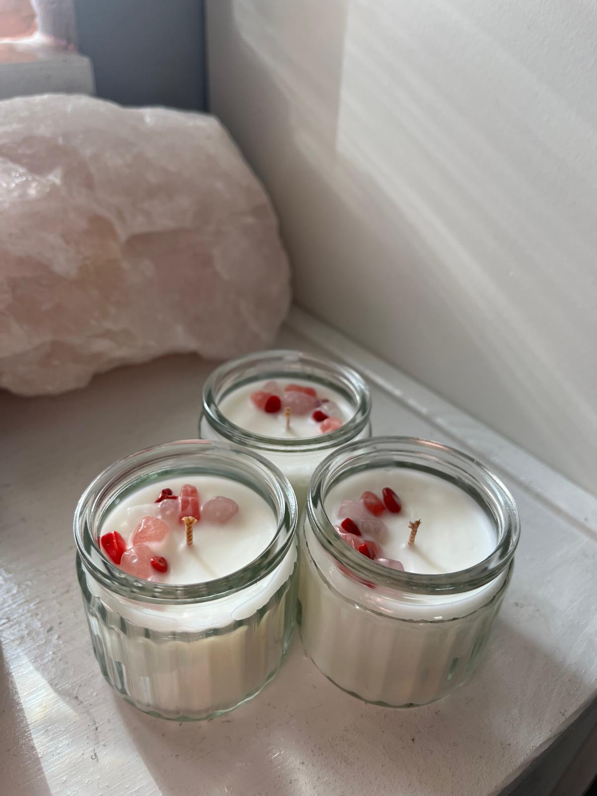 Liefde & Kracht – Geurkaars met Rozenkwarts & Rode Jaspis