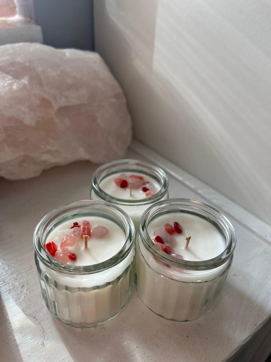 Liefde & Kracht – Geurkaars met Rozenkwarts & Rode Jaspis