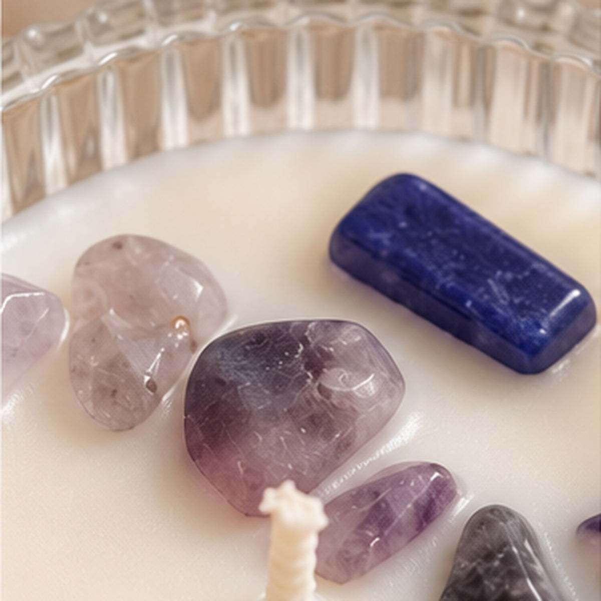 Close-up van de amethist steentjes op de Mini Kristalkaars Amethist