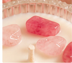 Close-up van de rozenkwarts steentjes op de mini kristalkaars uit de set