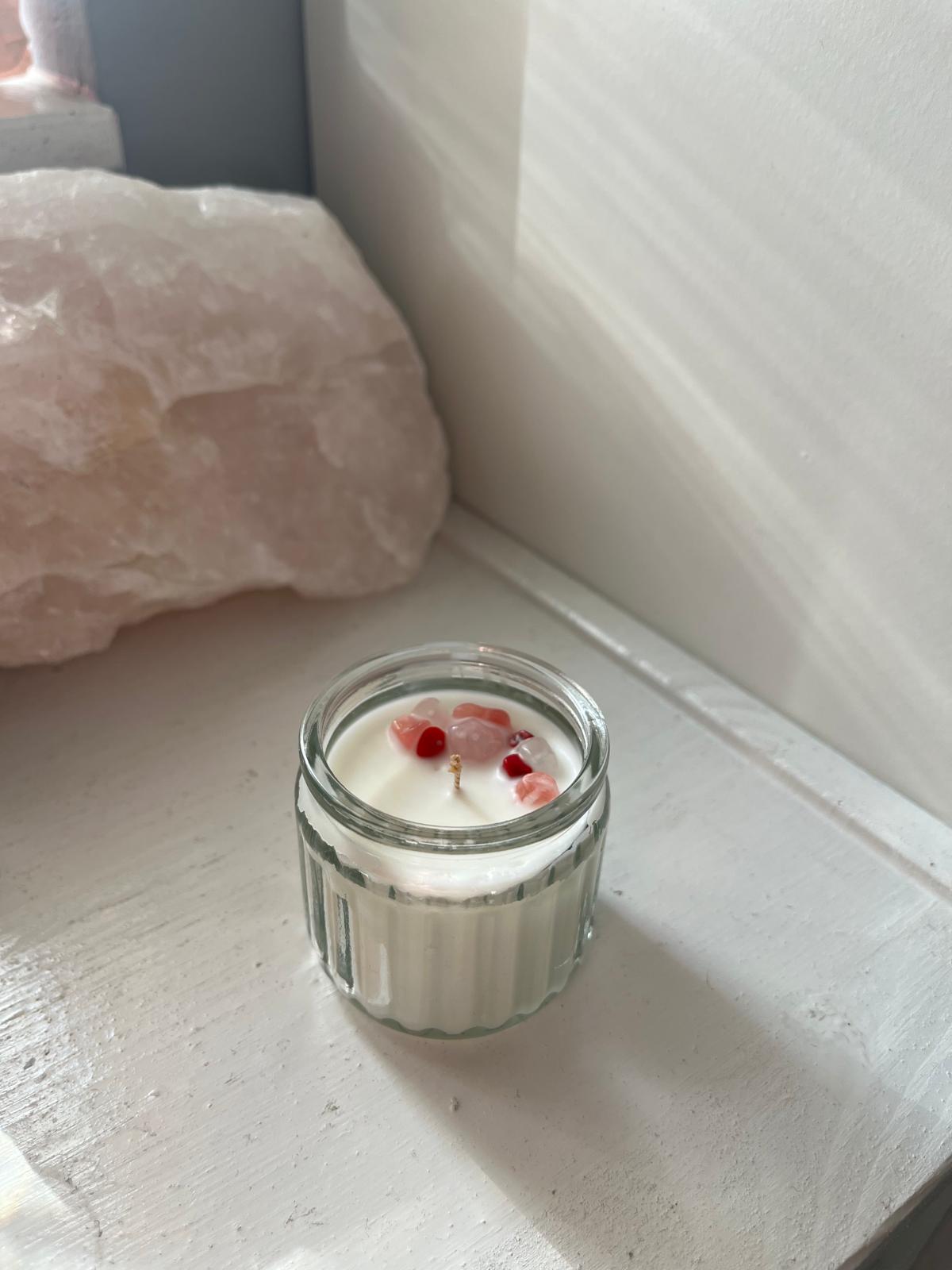 Liefde & Kracht – Geurkaars met Rozenkwarts & Rode Jaspis