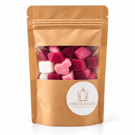 Waxmelts Framboos & Vanille van Kristalkaars: roze, bordeauxrode en witte waxmelthartjes in een kraft zakje met venster, op een witte achtergrond.